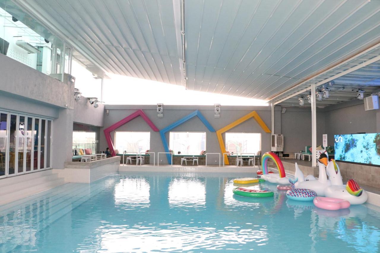 קואלה לומפור Pacific Regency Hotel Suites מראה חיצוני תמונה The swimming pool at the hotel