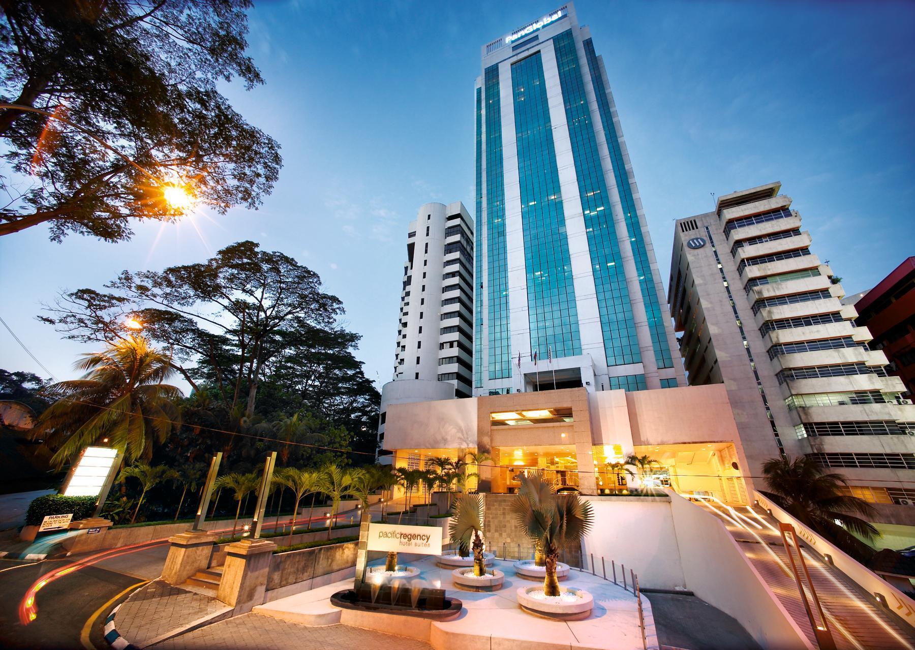 קואלה לומפור Pacific Regency Hotel Suites מראה חיצוני תמונה The hotel at night